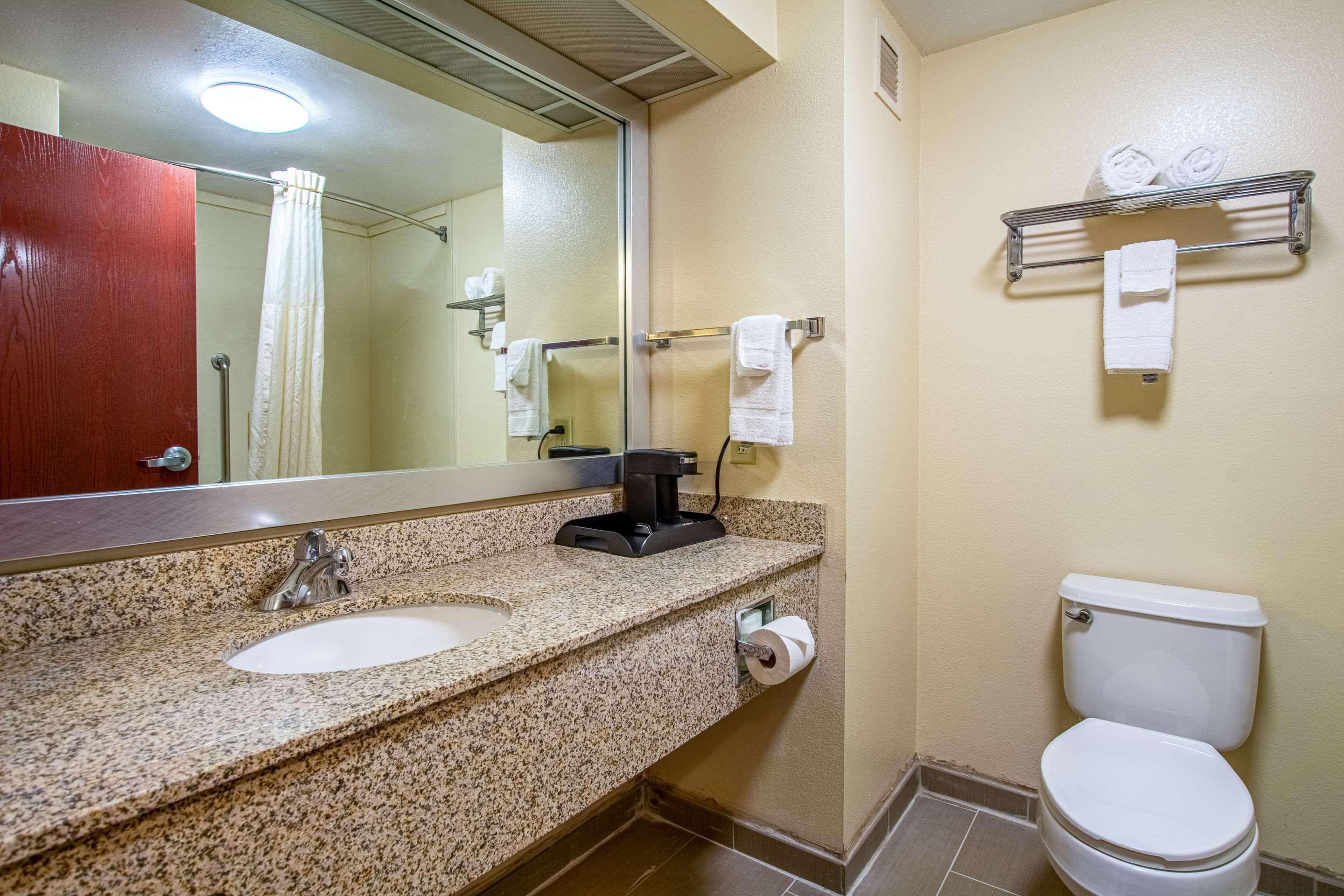 Quality Inn & Suites Sellersburg Exteriör bild