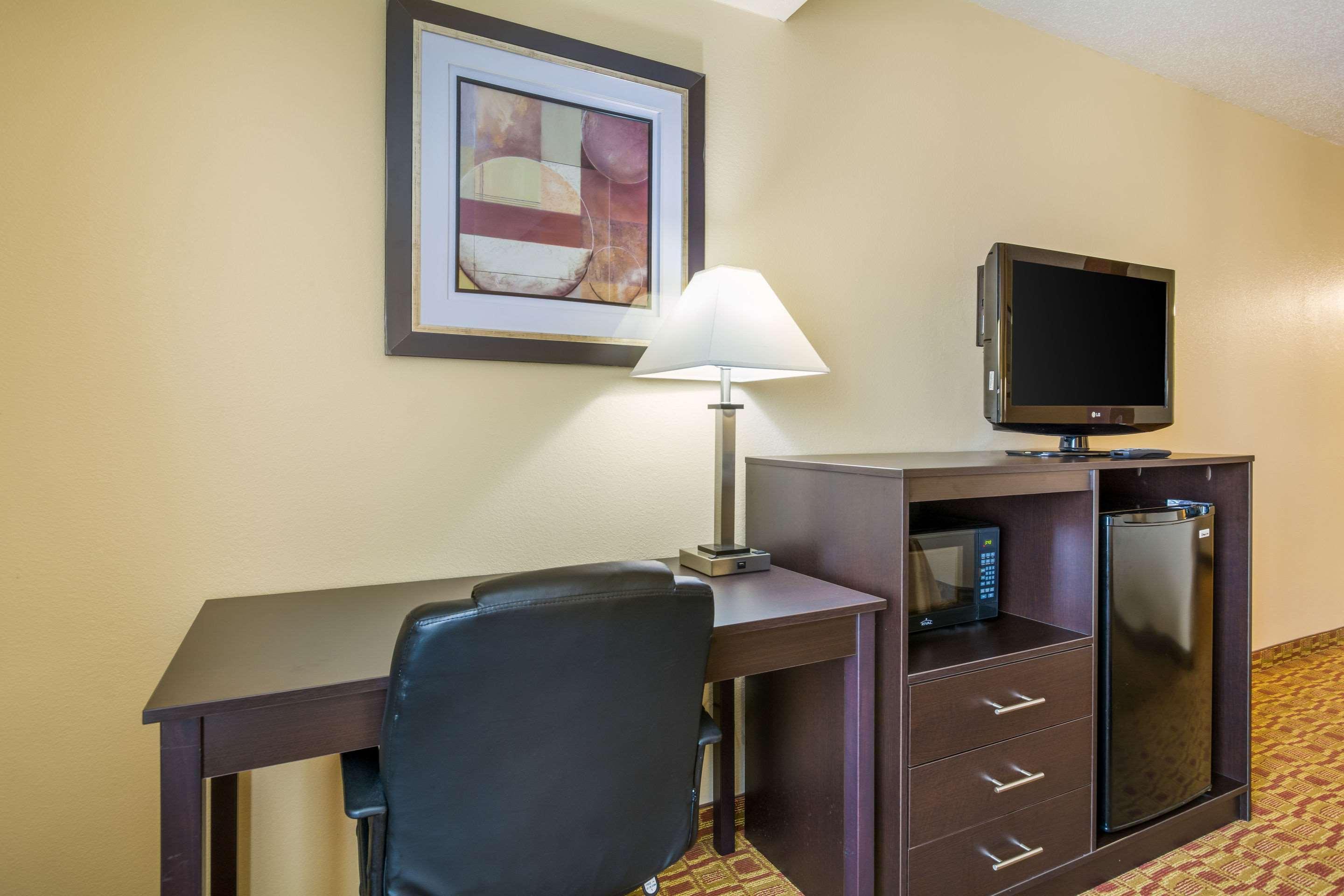 Quality Inn & Suites Sellersburg Exteriör bild