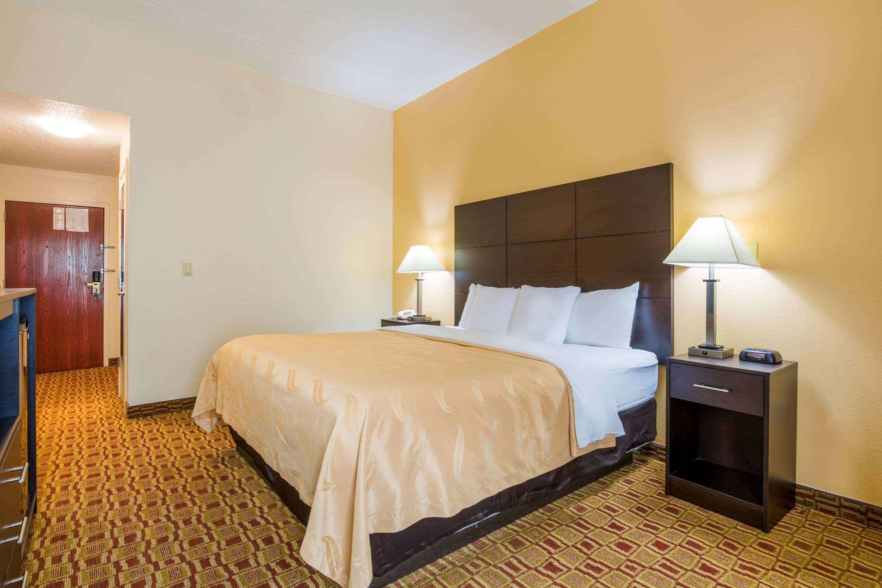 Quality Inn & Suites Sellersburg Exteriör bild
